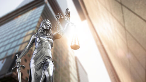 Justitia Statue vor Hochhaus Justitia Statue vor Hochhaus